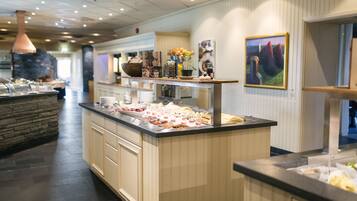 Een buffetgedeelte met diverse gerechten en een stenen muur op de achtergrond.