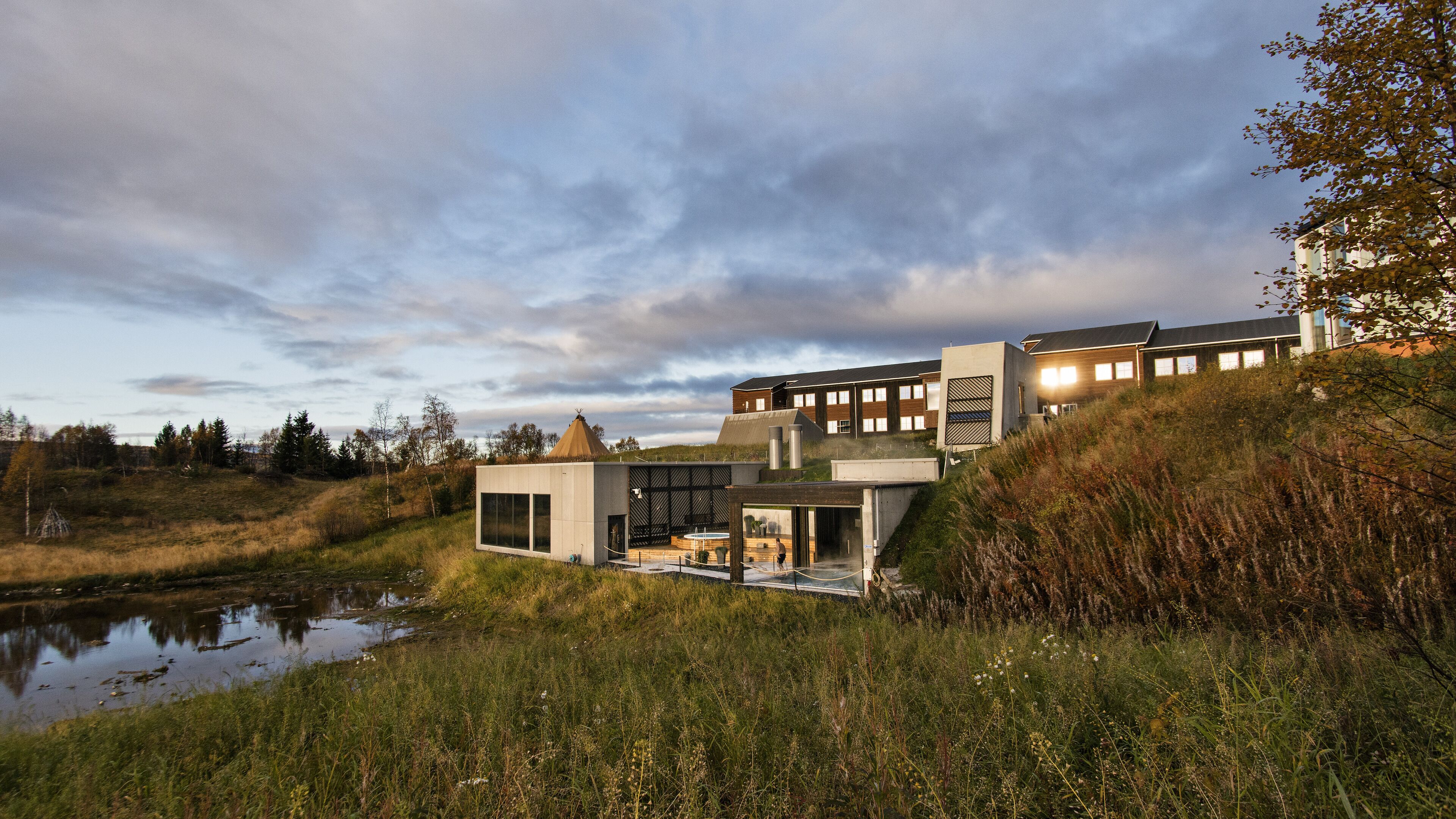 Kolam renang indoor dan kolam renang outdoor musiman