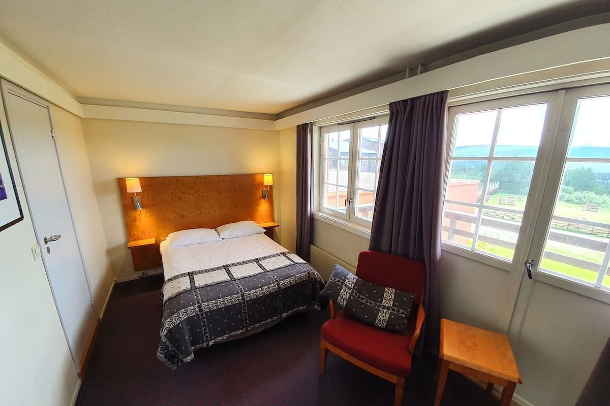 Hochwertige Bettwaren, Schreibtisch, Bügeleisen/Bügelbrett