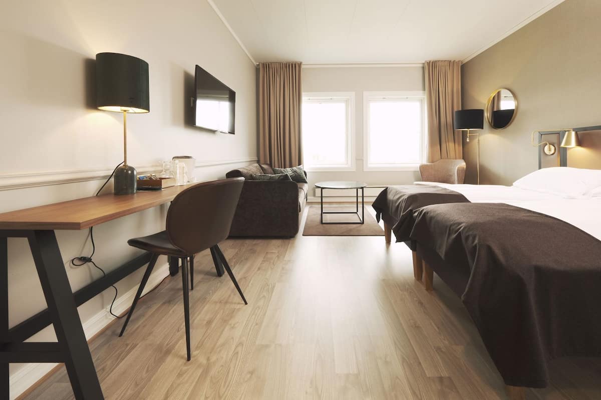 Hochwertige Bettwaren, Schreibtisch, Bügeleisen/Bügelbrett