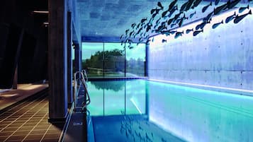Una piscina techada, una piscina al aire libre de temporada