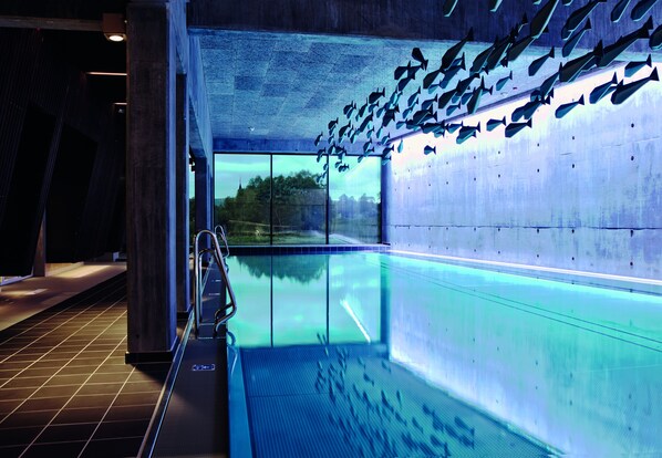 Una piscina techada, una piscina al aire libre