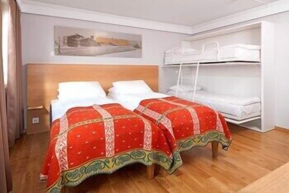 Hochwertige Bettwaren, Schreibtisch, Bügeleisen/Bügelbrett