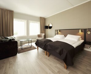 Chambre supérieure | Literie de qualité, bureau, fer et planche à repasser