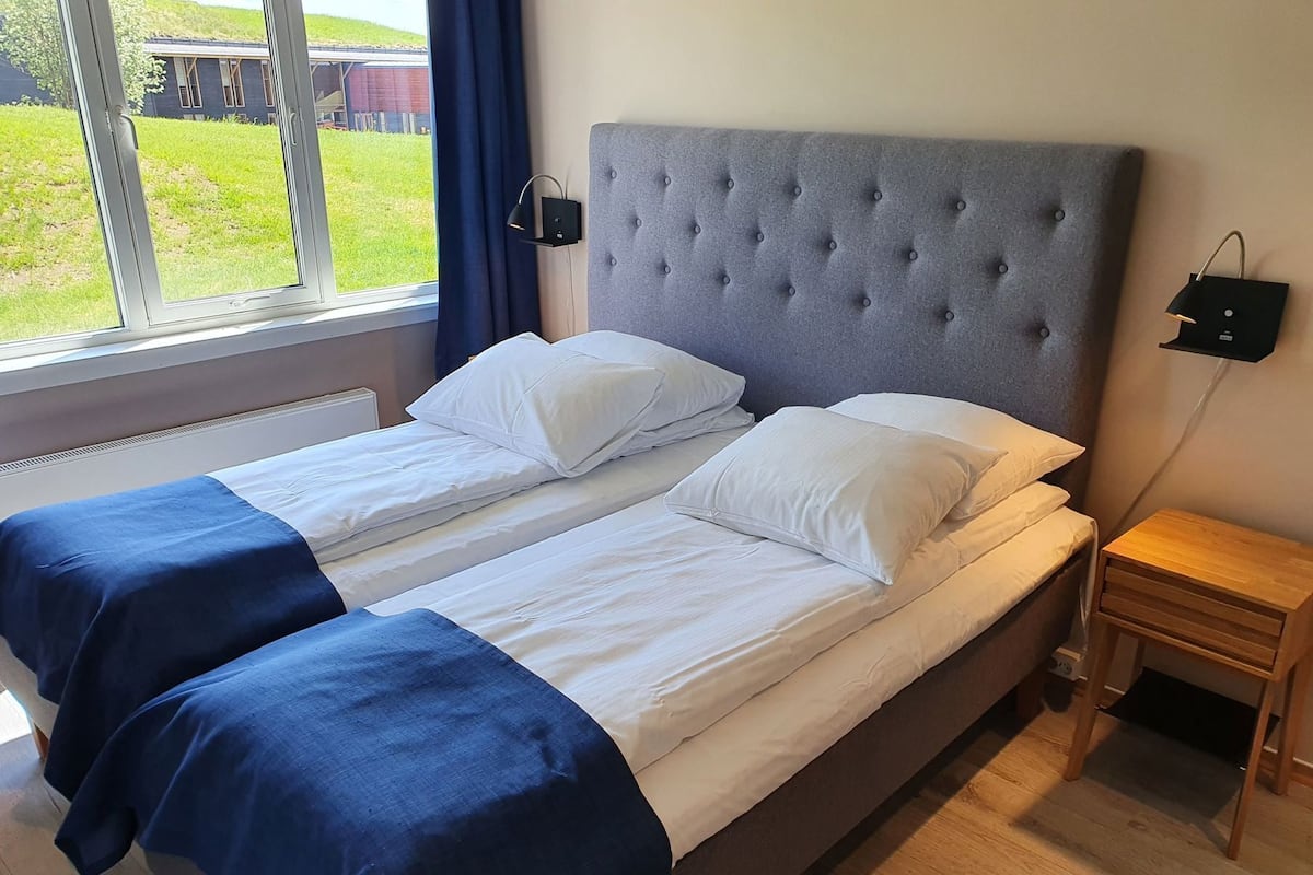 Hochwertige Bettwaren, Schreibtisch, Bügeleisen/Bügelbrett