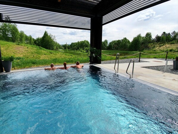 Piscine intérieure, piscine extérieure en saison