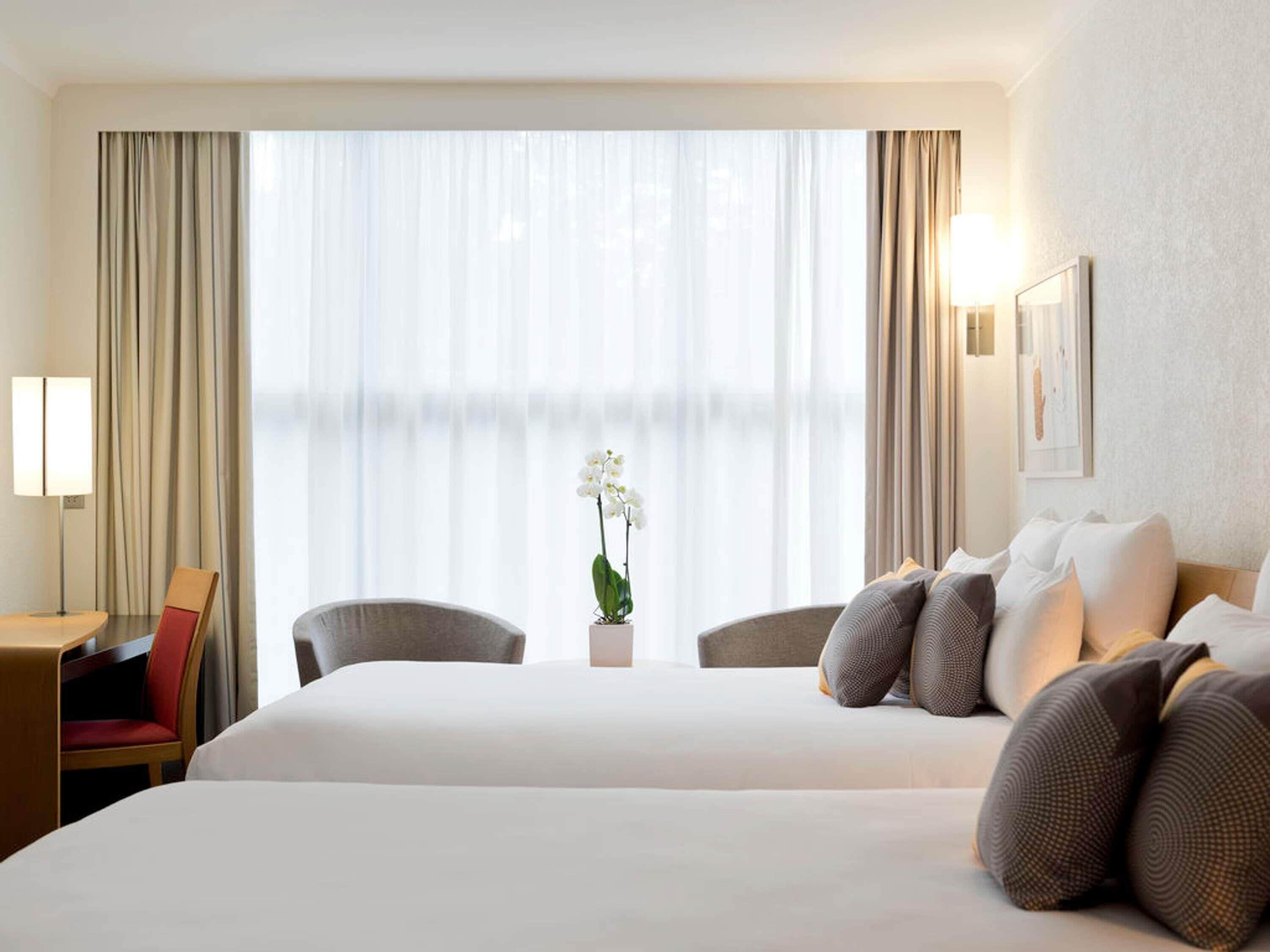 Phòng dành cho gia đình, 2 giường đôi | Chăn bông, minibar, két bảo mật tại phòng, bàn 