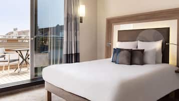 Executive Room, 1 Double Bed | Down duvets, minibar, in-room safe, desk