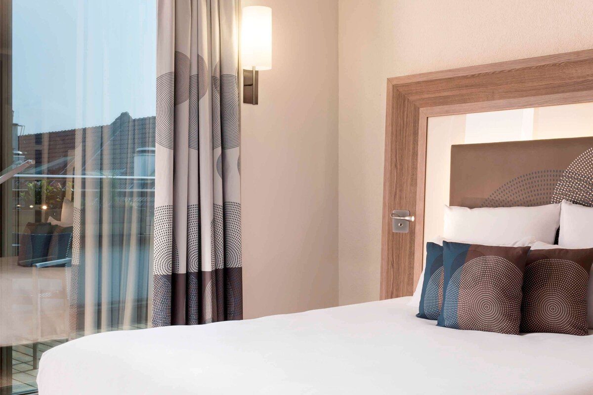 ألحفة محشوة بالريش وميني بار وخزنة داخل الغرفة ومكتب