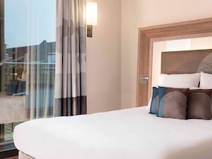 Executive Room, 1 Double Bed | 1 bedroom, minibar, in-room safe, desk