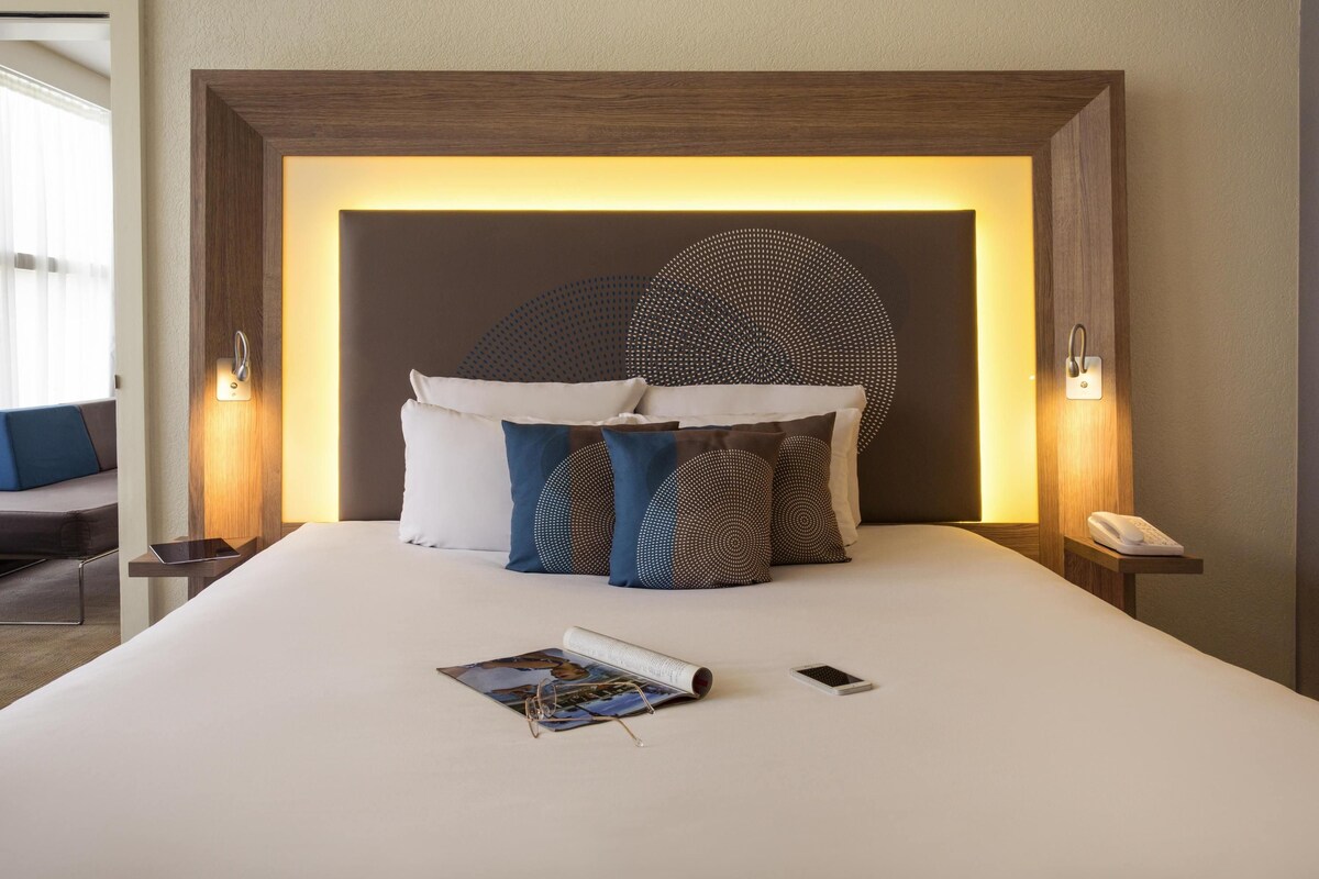 Suite superior, 1 cama Queen size y sofá cama | Edredón, minibar, caja de seguridad en la habitación y escritorio 