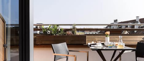 Habitación ejecutiva, 1 cama doble | Edredones de plumas, minibar, caja fuerte y escritorio