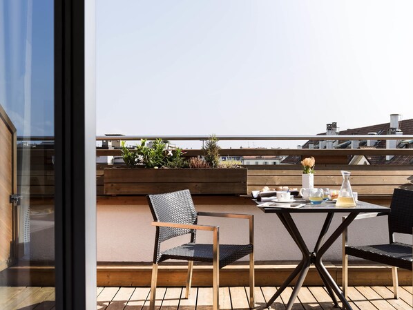 ألحفة محشوة بالريش وميني بار وخزنة داخل الغرفة ومكتب