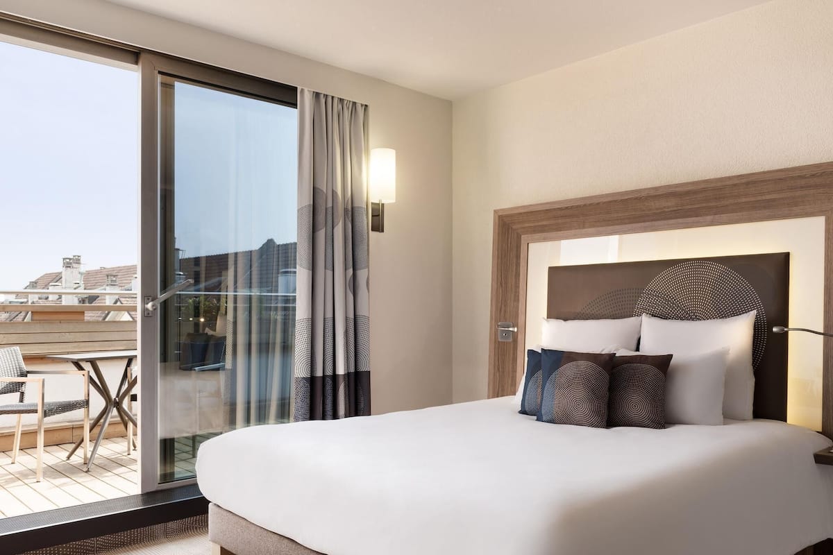 Executive Room, 1 Double Bed | Down comforters, minibar, in-room safe, desk