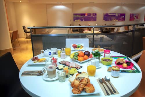 Petit déjeuner buffet servi tous les jours en supplément