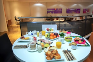 Daily buffet breakfast (CHF 32 per person)