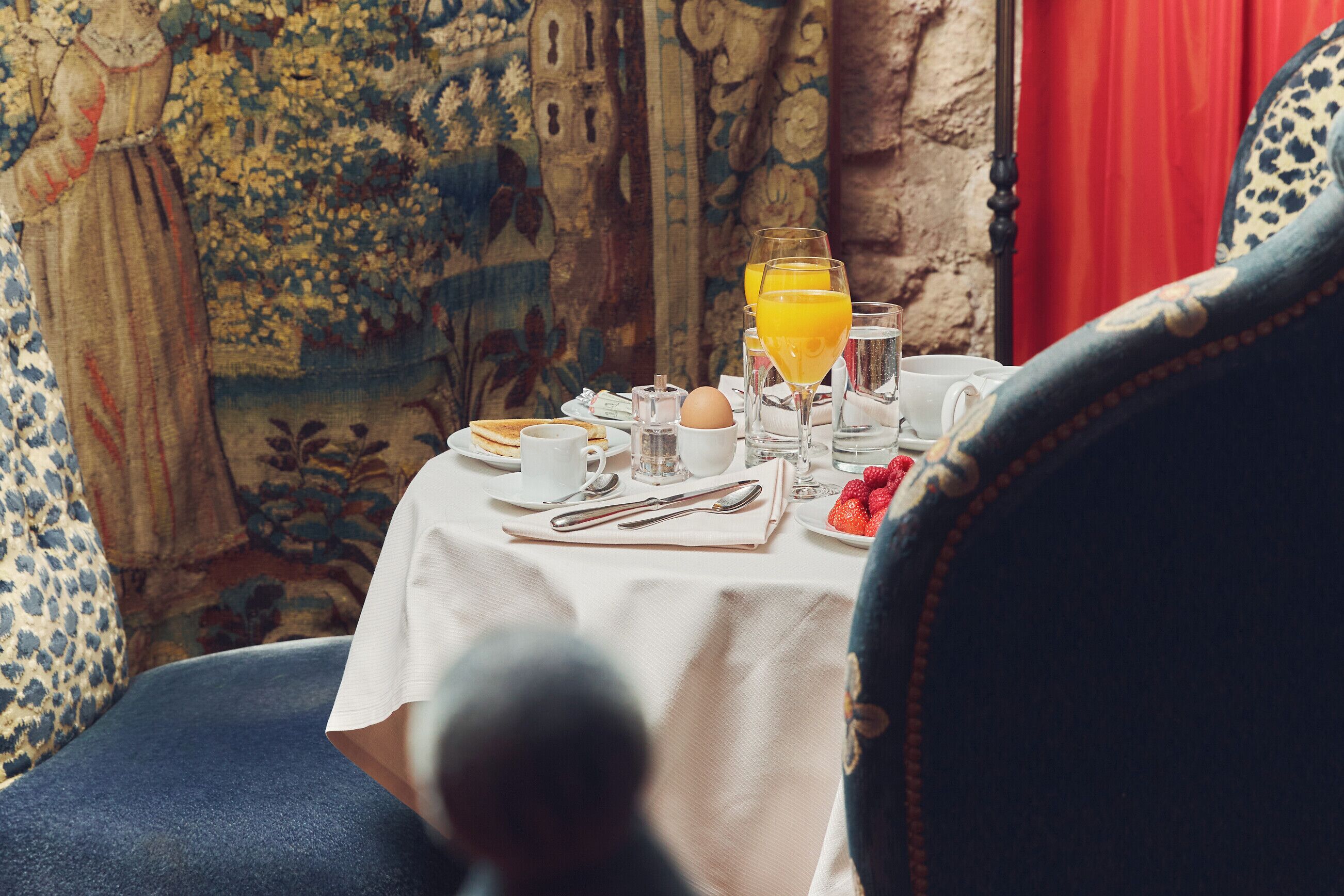 daily continental breakfast (eur 20 per person)