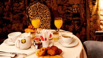 Daily continental breakfast (EUR 20 per person)