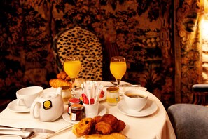 Daily continental breakfast (EUR 20 per person)