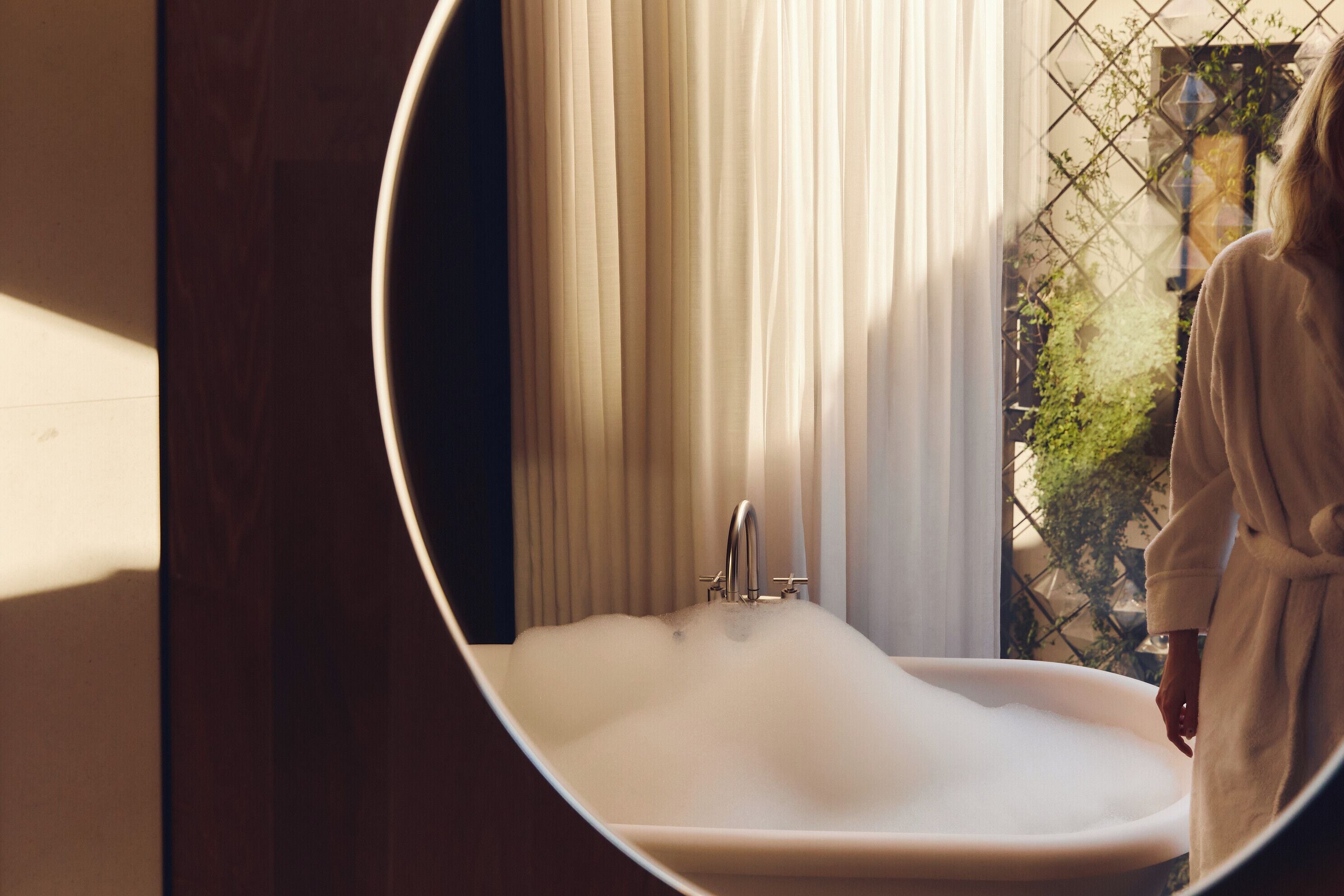 junior suite, air conditioning (possibilité de lits twin sur demande) | bathroom | free toiletries, hair dryer, bathrobes, slippers