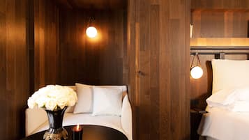 Junior Suite, Air conditioning (Possibilité de lits twin sur demande) | Premium bedding, minibar, in-room safe, individually decorated
