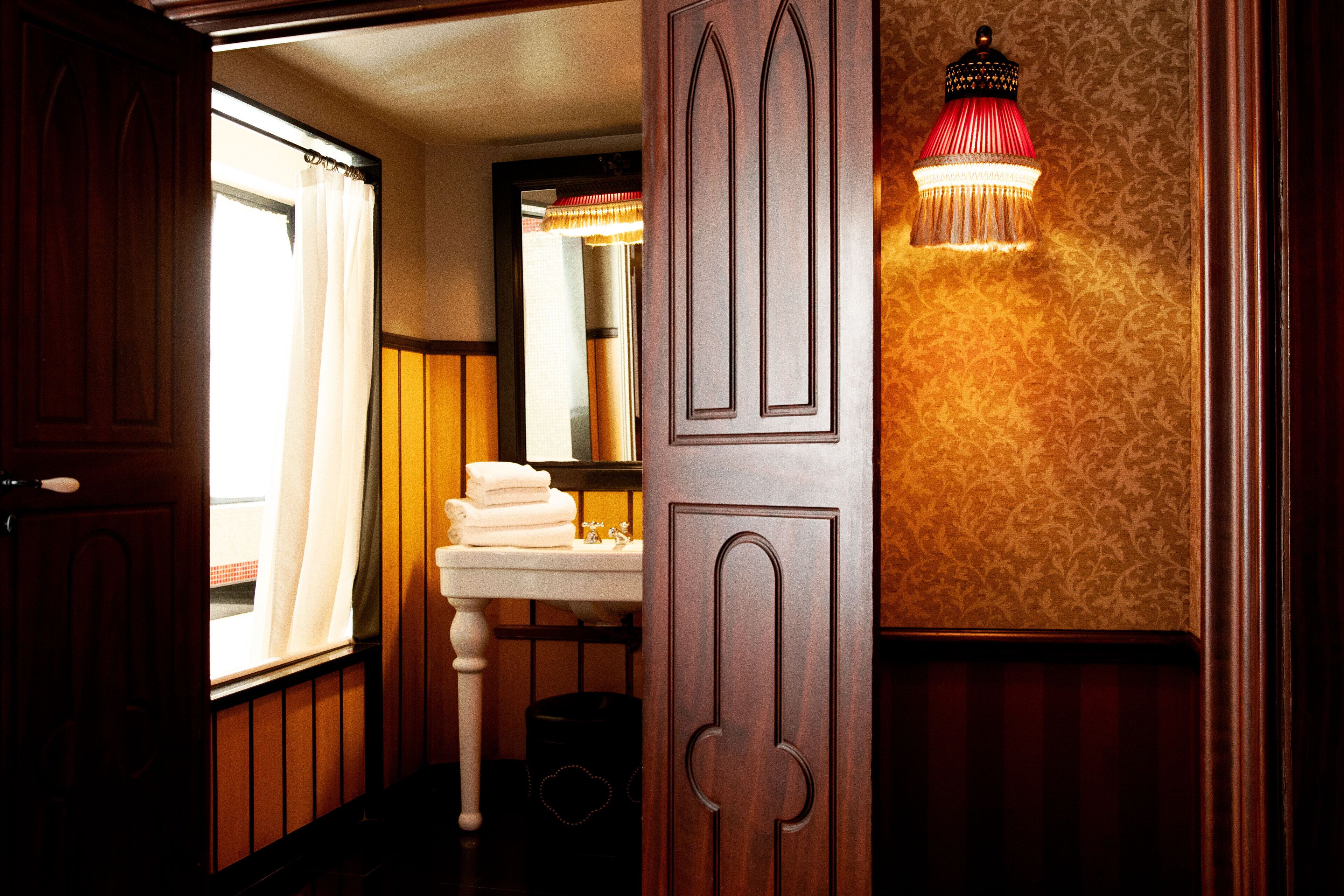 deluxe room, air conditioning (possibilité de lits twin sur demande) | bathroom | free toiletries, hair dryer, bathrobes, slippers