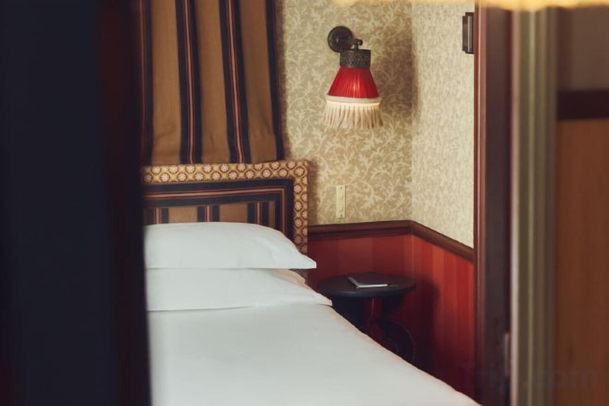Peralatan tempat tidur premium, bar mini, peti besi dalam bilik 