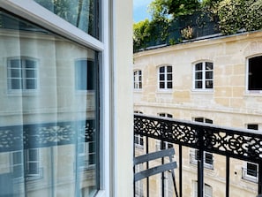 Double Room, Air conditioning (Possibilité de lits twin sur demande) | Balcony view - Hôtel Bourg Tibourg - Paris Marais (Paris)
