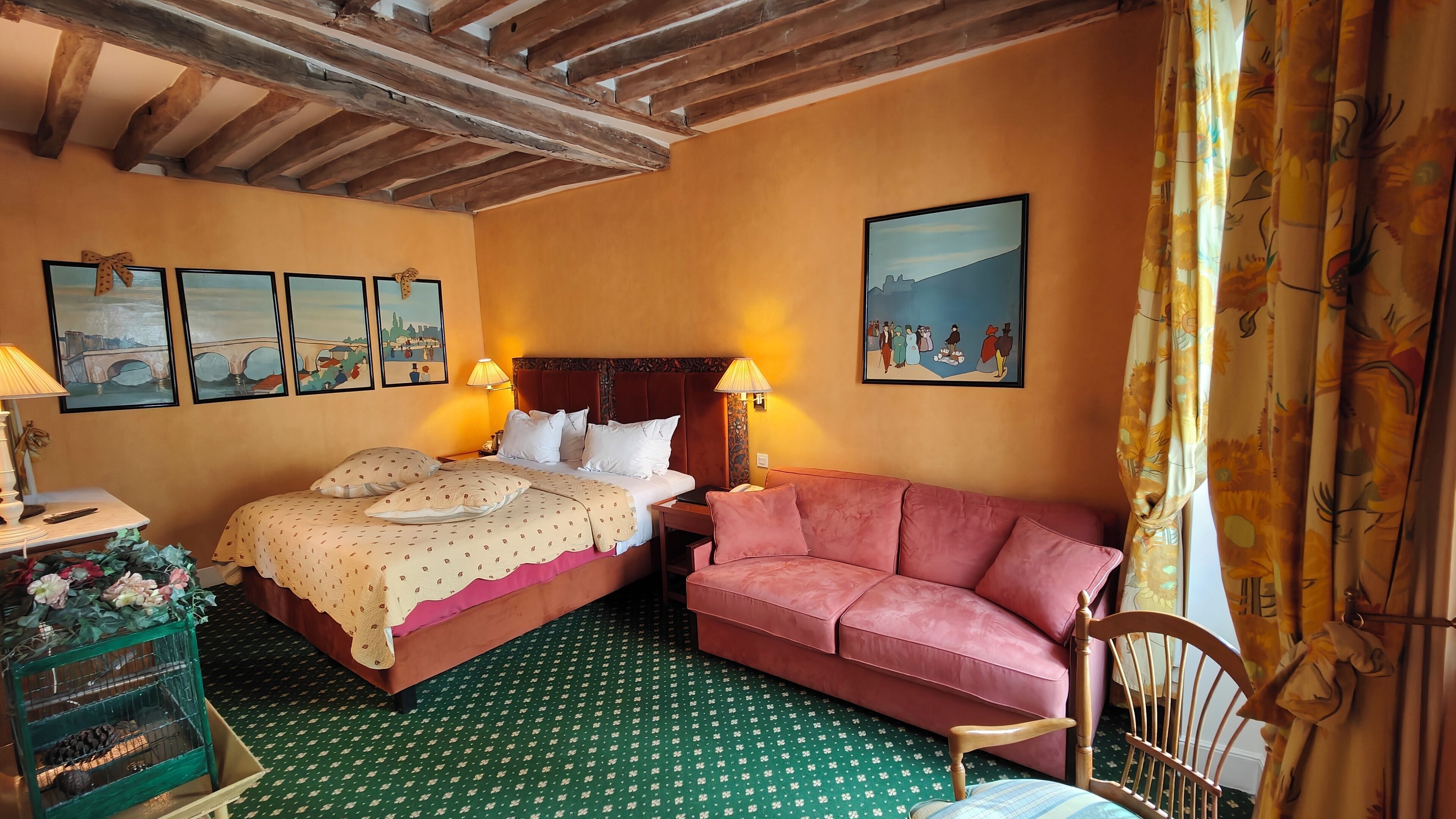 Habitación cuádruple Deluxe | Minibar, caja de seguridad en la habitación y escritorio 