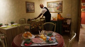 매일 풀 브렉퍼스트 아침 식사(1인당 EUR 15)