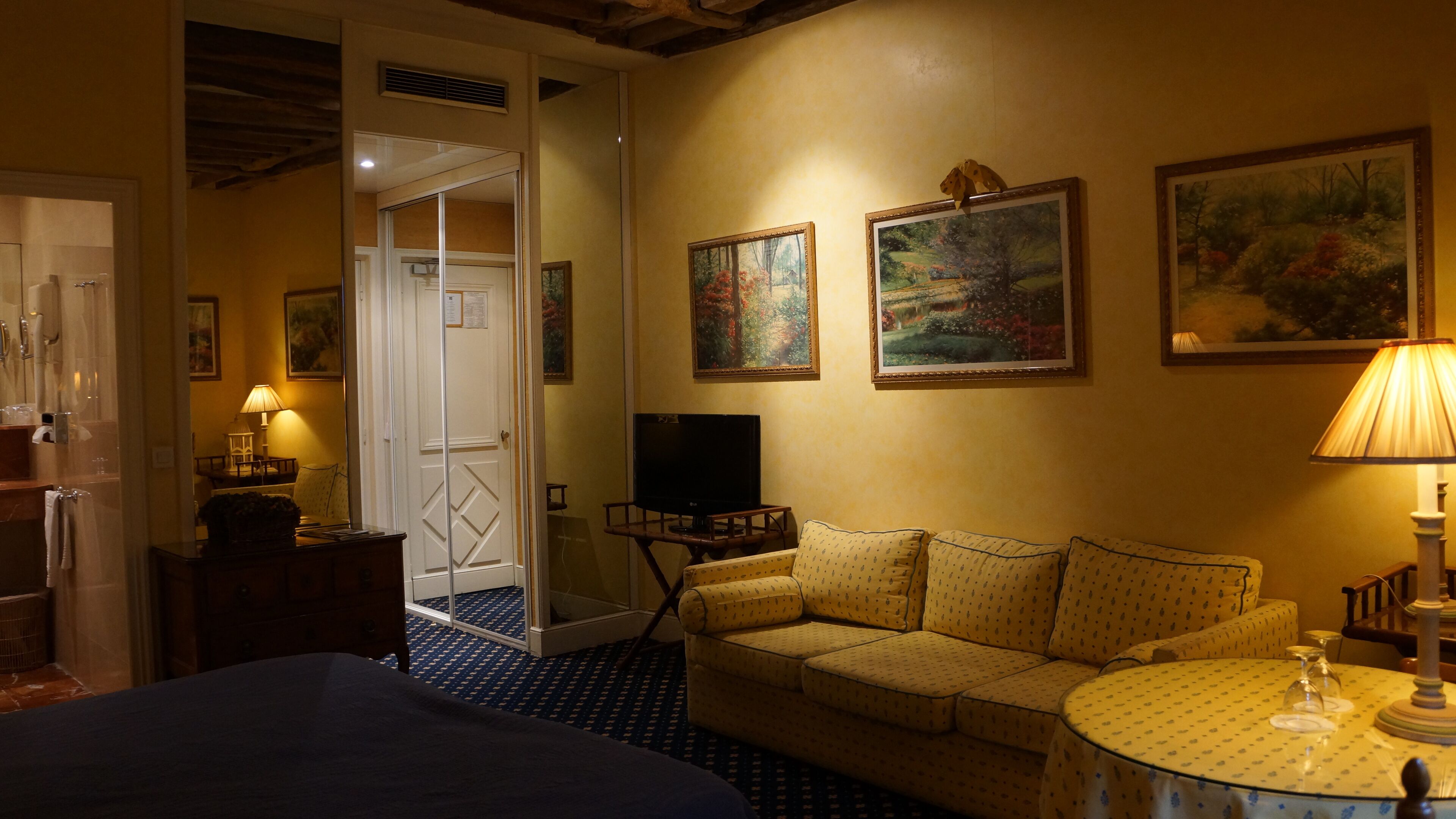 deluxe room | minibar, in-room safe, desk, soundproofing