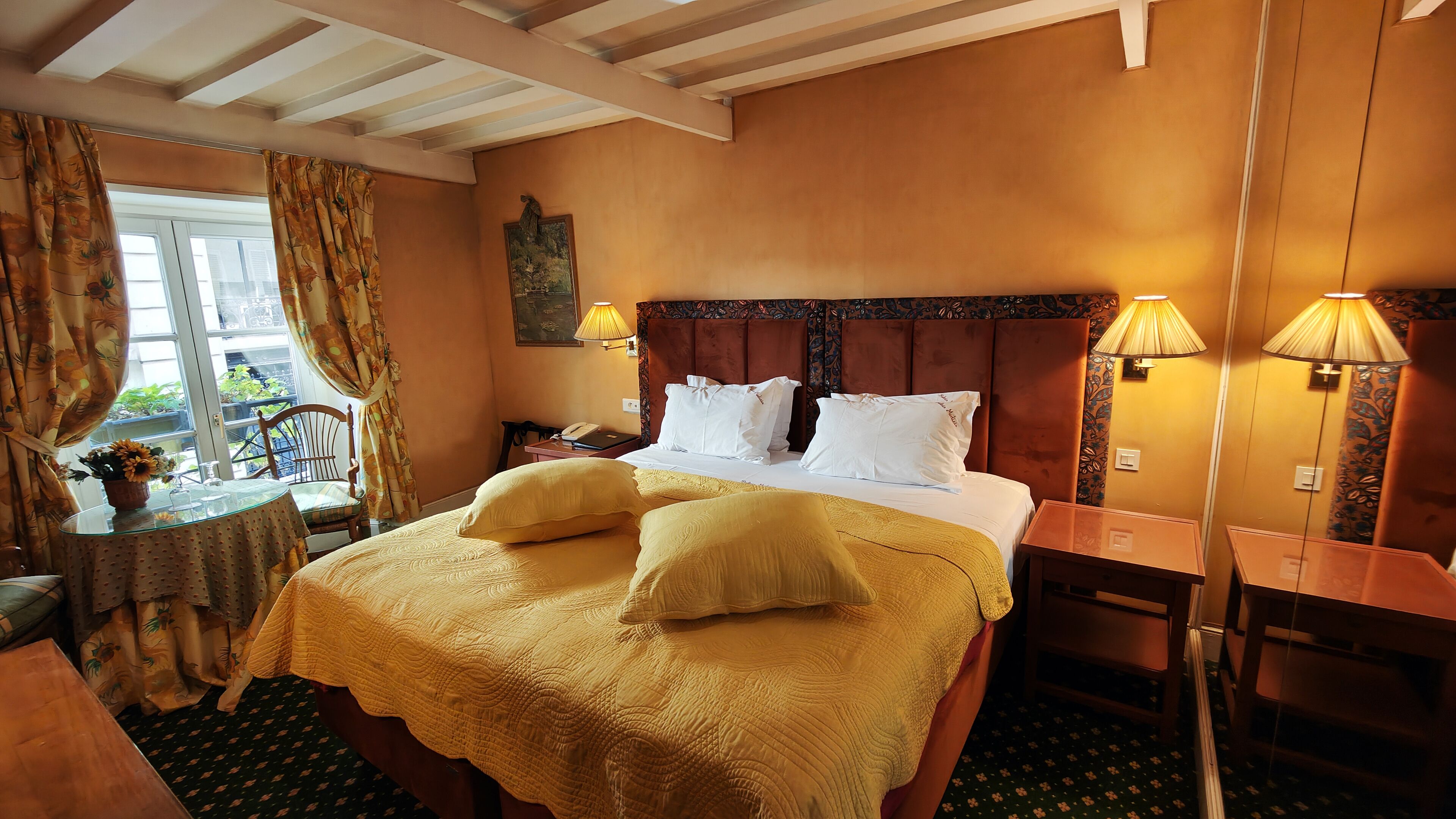 Habitación superior con 1 cama matrimonial o 2 individuales | Minibar, caja de seguridad en la habitación y escritorio 