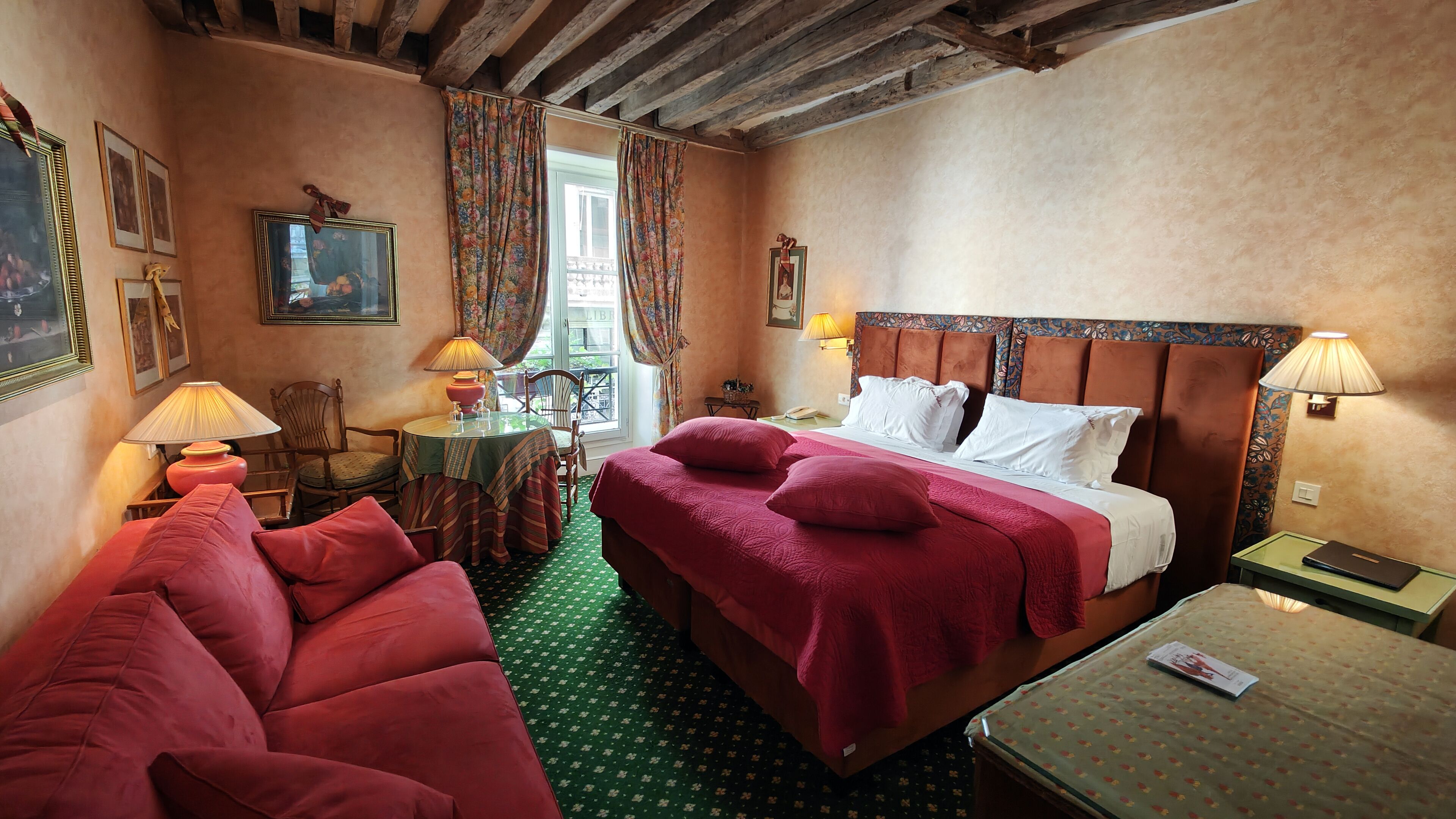 Habitación Deluxe | Minibar, caja de seguridad en la habitación y escritorio 