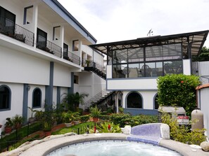 Outdoor spa tub - Santo Tomas Hotel (San José)