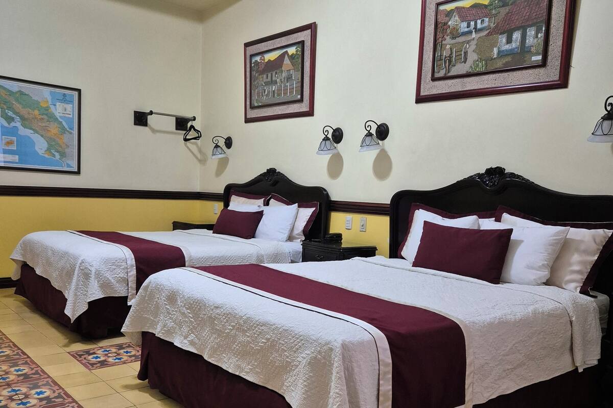 Deluxe Queen Room with Two Queen Beds - Upstairs | Tiện nghi tại phòng