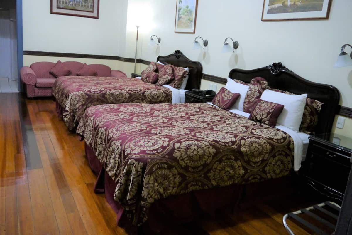 Bộ đồ giường cao cấp, nệm Select Comfort, két bảo mật tại phòng