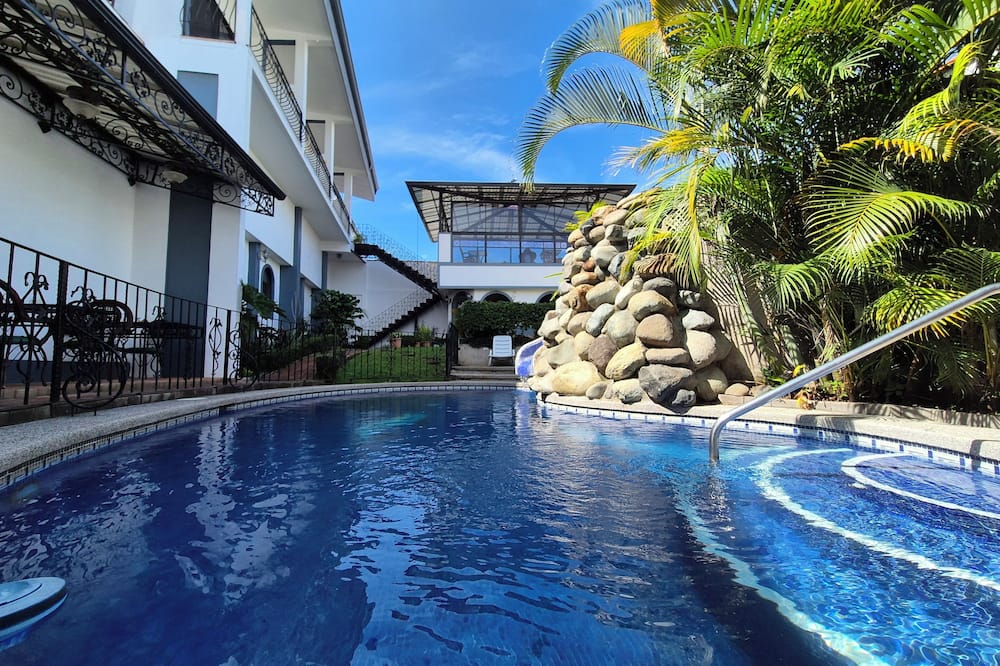 Santo Tomas Hotel