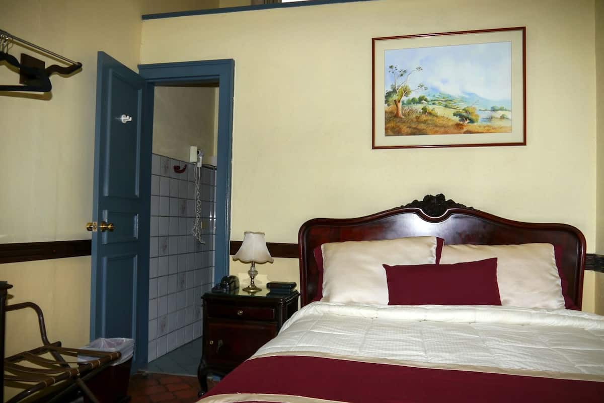 Bộ đồ giường cao cấp, nệm Select Comfort, két bảo mật tại phòng