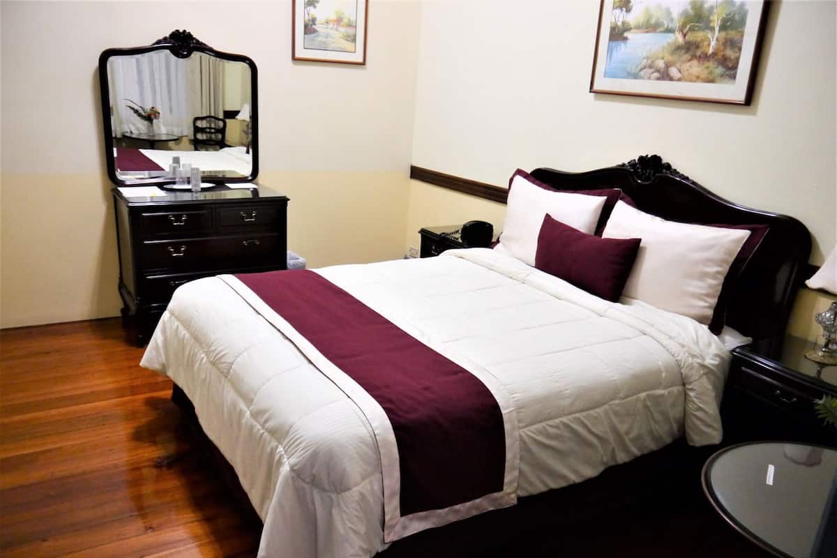 Bộ đồ giường cao cấp, nệm Select Comfort, két bảo mật tại phòng