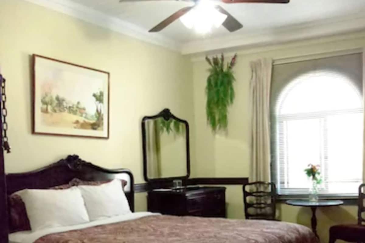 Bộ đồ giường cao cấp, nệm Select Comfort, két bảo mật tại phòng