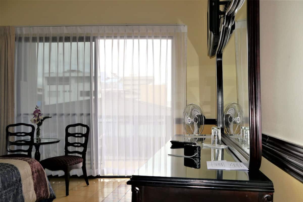 Bộ đồ giường cao cấp, nệm Select Comfort, két bảo mật tại phòng