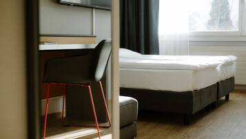 Business Single Room | Hypo-allergenic bedding, in-room safe, desk, laptop workspace