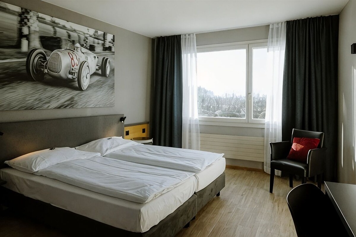 Hypo-allergenic bedding, in-room safe, desk, laptop workspace