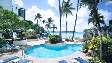 2 albercas al aire libre, sombrillas en la alberca y camastros