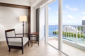Premium bedding, down duvets, pillow-top beds, in-room safe - The Westin Resort Guam (Tamuning)