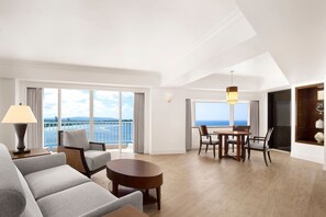 Suite – executive, 1 soverom, ved havkanten | Oppholdsområde | LCD-TV