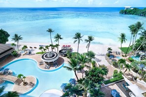 2 hồ bơi ngoài trời, dù/ô trên bãi biển/hồ bơi, ghế dài tắm nắng 