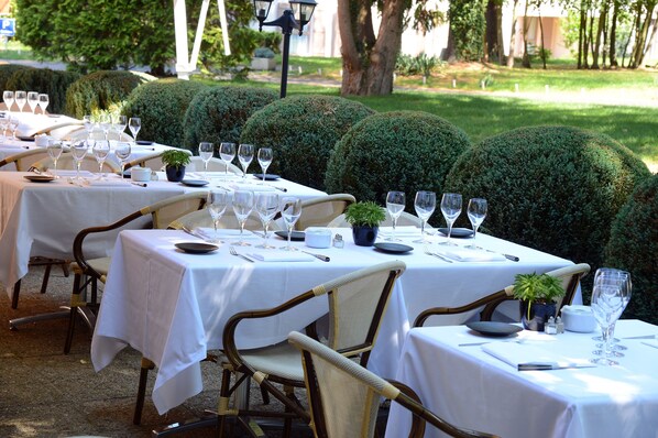 Lunch and dinner served, French cuisine
