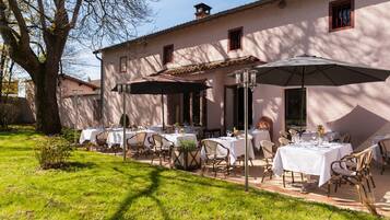 Lunch and dinner served, French cuisine