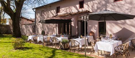 Se sirven almuerzos y cenas, cocina francesa